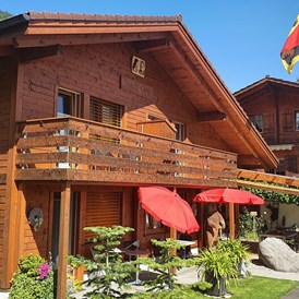 Pensionen - Terrasse - Berner Oberland - Aussenansicht im Sommer - Chalet-Gafri BnB - Frühstückspension mit Top-Service auch jetzt in dieser Zeit.