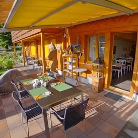 Frühstückspension: Gedeckte Terrasse für unsere Gäste - Chalet-Gafri BnB - Frühstückspension mit Top-Service auch jetzt in dieser Zeit.