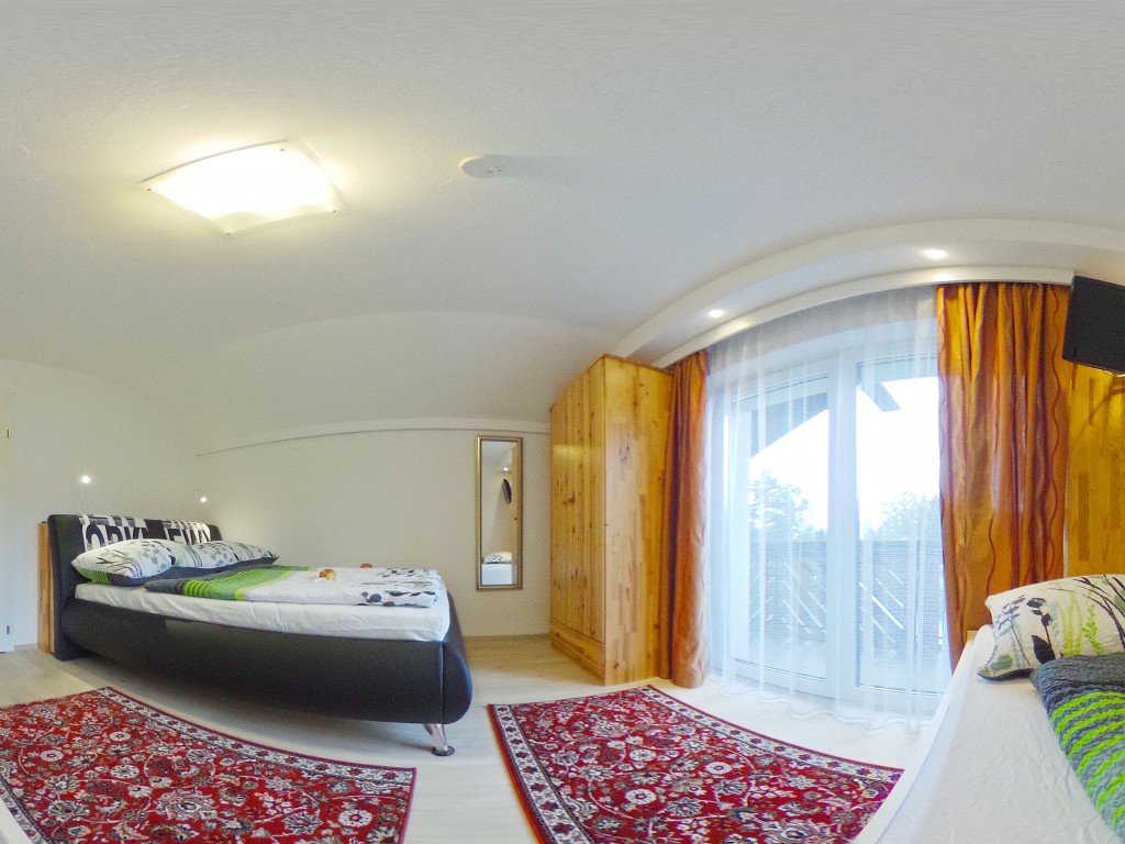 Haus Charlie Velden Am Wörthersee Zimmerkategorien Dreibettzimmer mit balkon