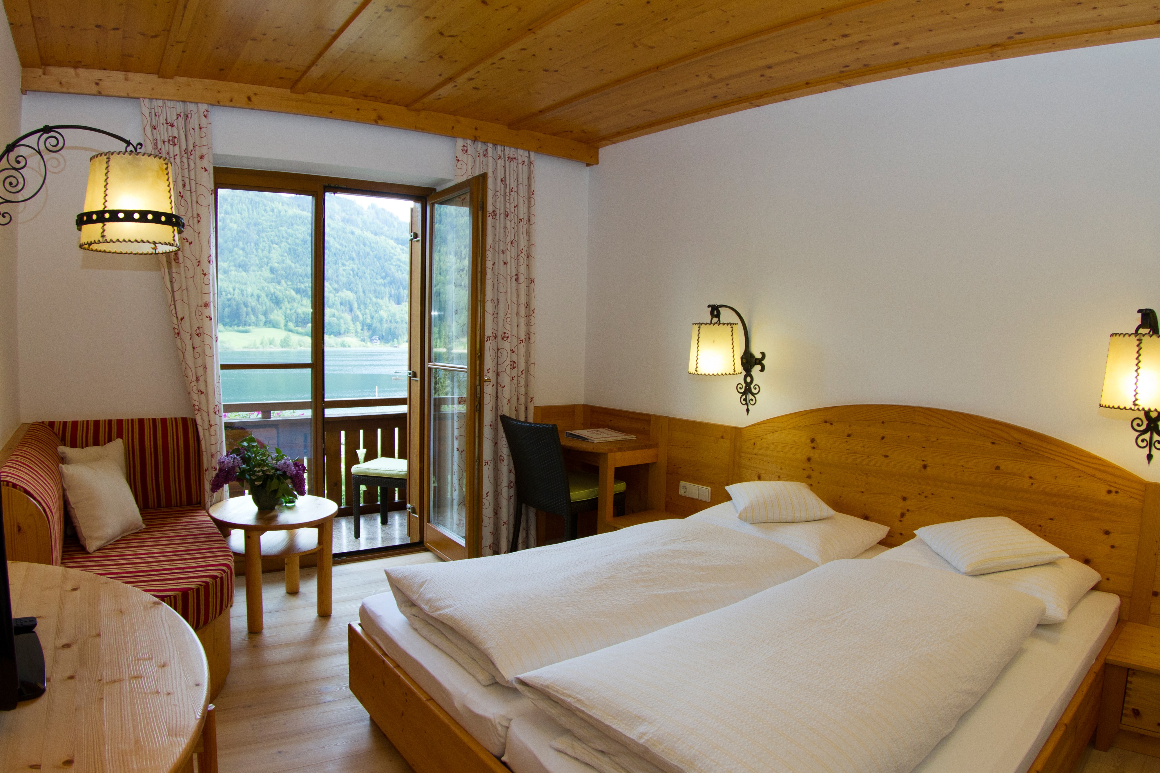 Pension Bergblick am Weissensee Zimmerkategorien Doppelzimmer mit Seeblick