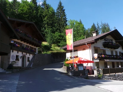 Pensionen - Kössen - Haus-Ansicht von Außen - Gasthaus Pension Forellenstube