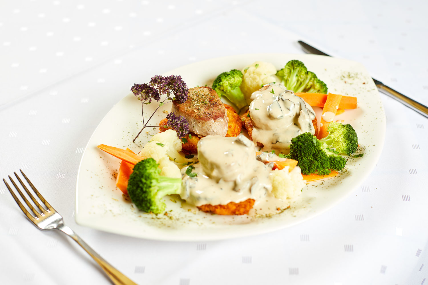 Frühstückspension: In unseren Kochtöpfen landen nur ausgewählte Zutaten, wenn möglich direkt aus der unmittelbaren Umgebung.  - Familiengasthaus Zellerwirt