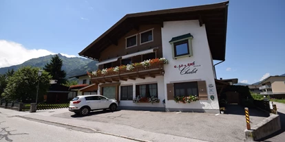 Pensionen - Parkplatz: kostenlos bei der Pension - Leogang - Familien Pension Golf und Ski Chalet**** 800m von Mittersiller Zentrum. Gästehaus in ruhiger Lage, 1km zu Golfclub Hohe Tauern 18 Loch, Schibus 50m von Haus. - Golf & Ski Chalet****
