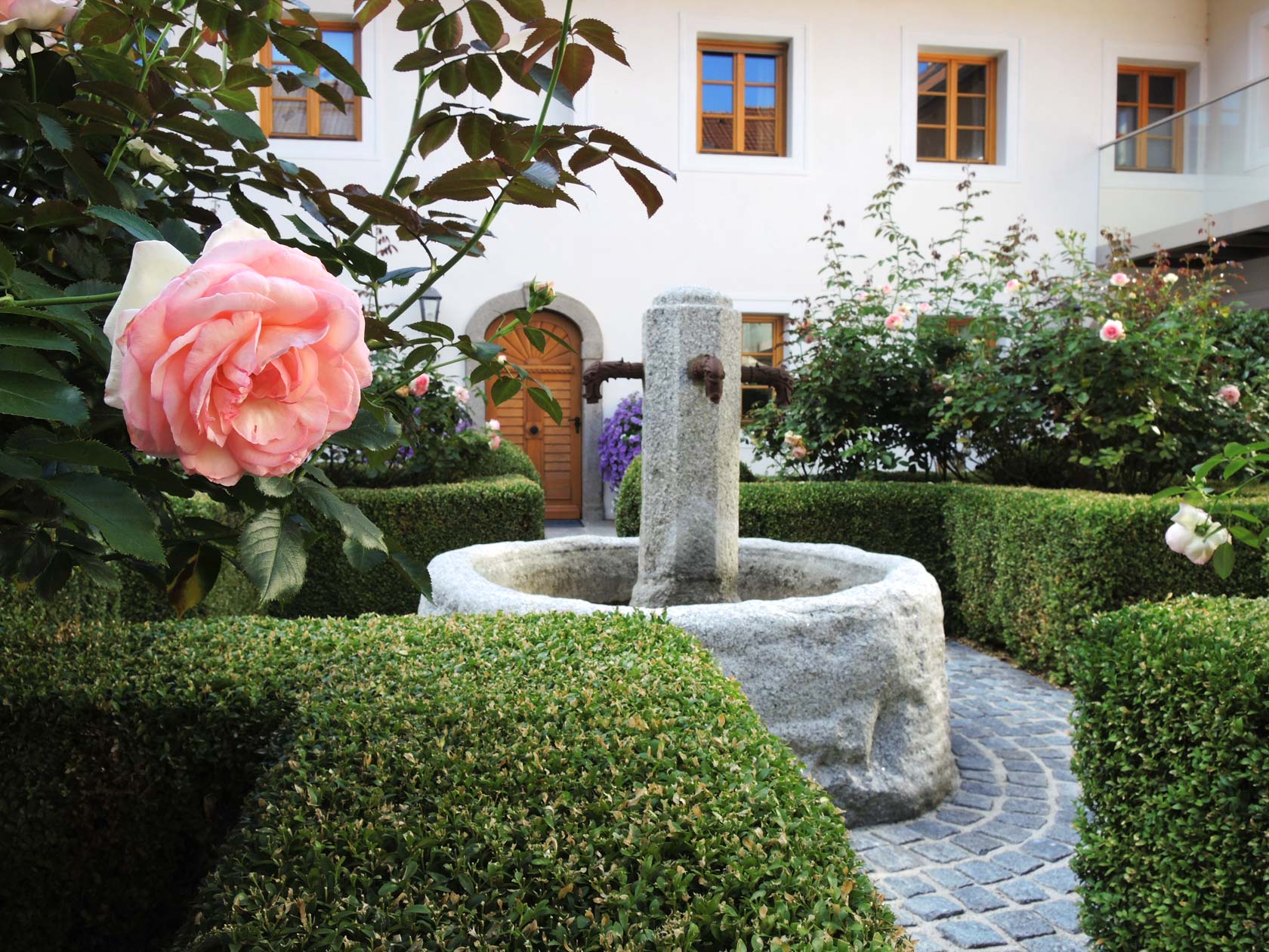 Frühstückspension: Rosengarten im Hof - Bauernhofpension Herzig zu Laah