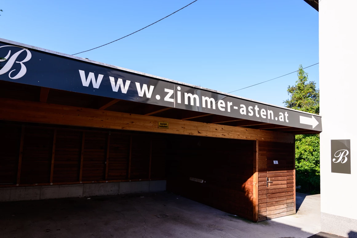 Frühstückspension: Carport - 24/7 Zimmer Asten