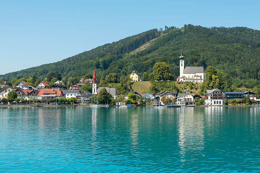 Pensionen - Straßwalchen - Blick vom See in Richtung Ort Attersee - Pension Huber - Pension Huber***