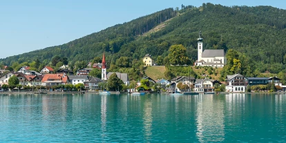 Pensionen - Art der Pension: Frühstückspension - Seewalchen am Attersee - Blick vom See in Richtung Ort Attersee - Pension Huber - Pension Huber***