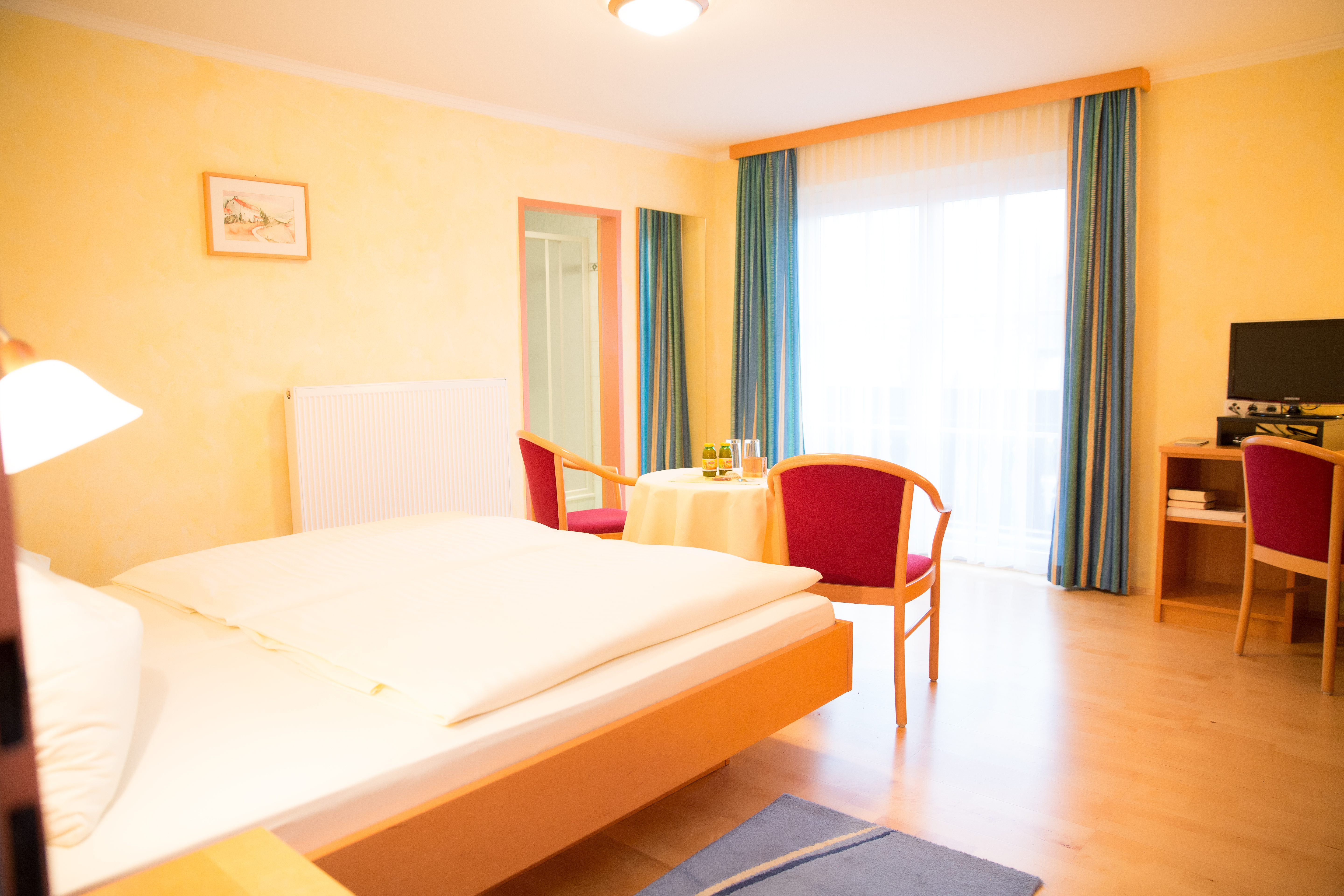 Pensionen - Frühstück: Frühstücksbuffet - Hallstatt - Doppelzimmer mit Dusche/WC, SKY-TV Schreibtisch und Balkon  - Pension Maria Theresia