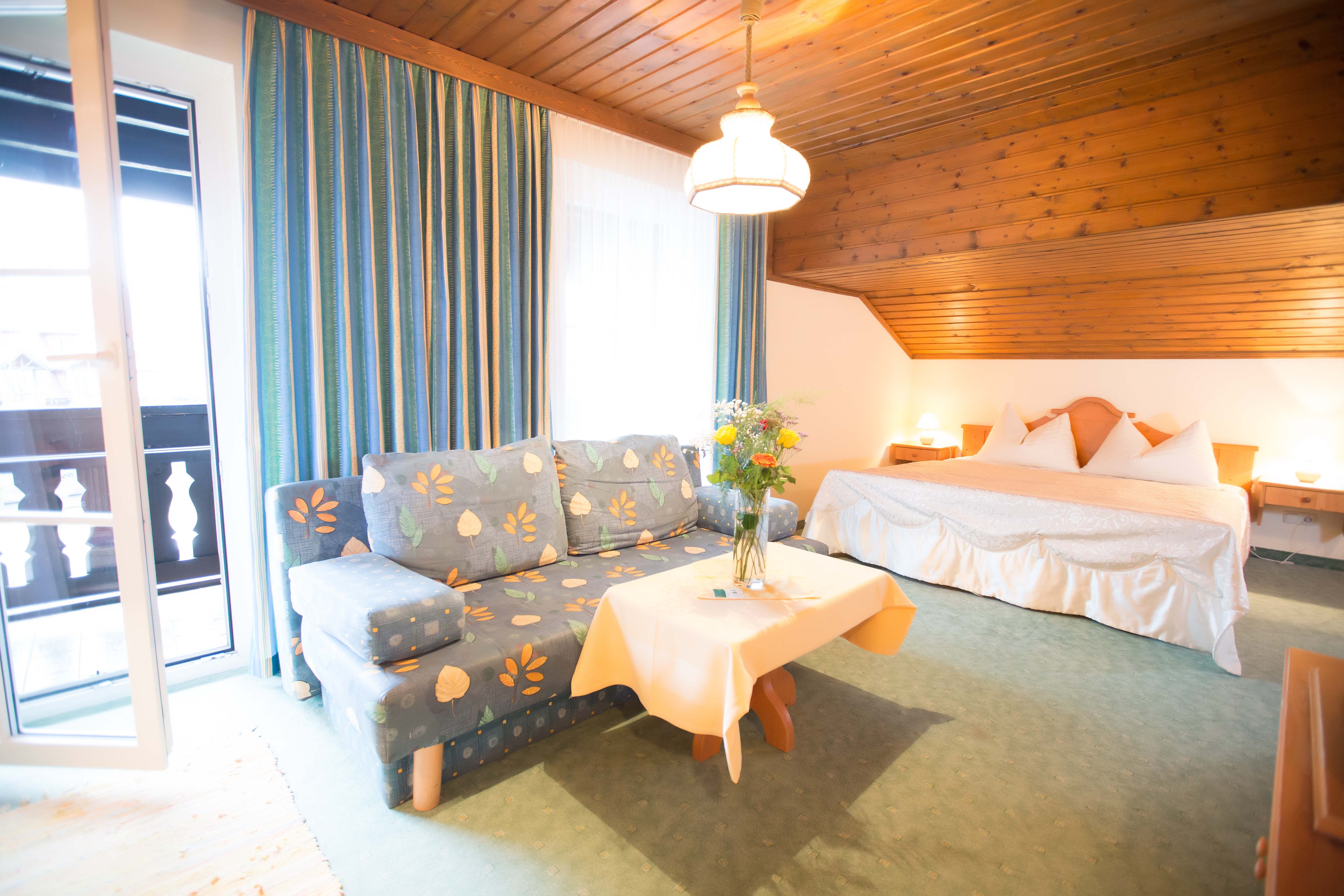 Frühstückspension: Maisonett Apartment im 3. Stock mit Dusche/WC, SKY-TV, Sitzgelegenheit, kleiner Küche und großem Balkon für 2 Personen  - Pension Maria Theresia