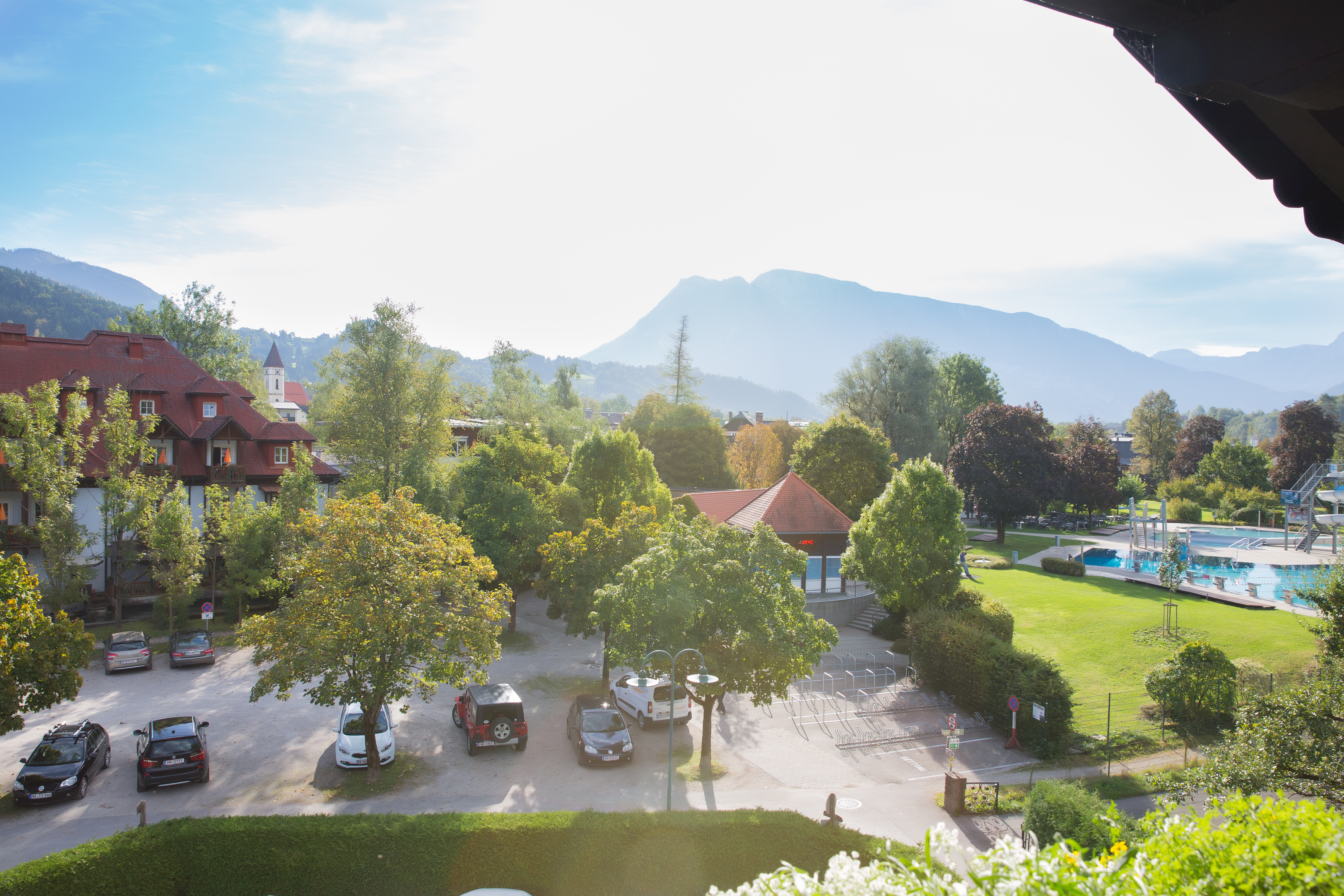 Frühstückspension: Genießen sie den Ausblick vom ihrem Balkon auf die umliegende Bergwelt.
Von Mai - September ist der Eintritt ins Schwimmbad nebenan für alle Gäste kostenlos. 
 - Pension Maria Theresia