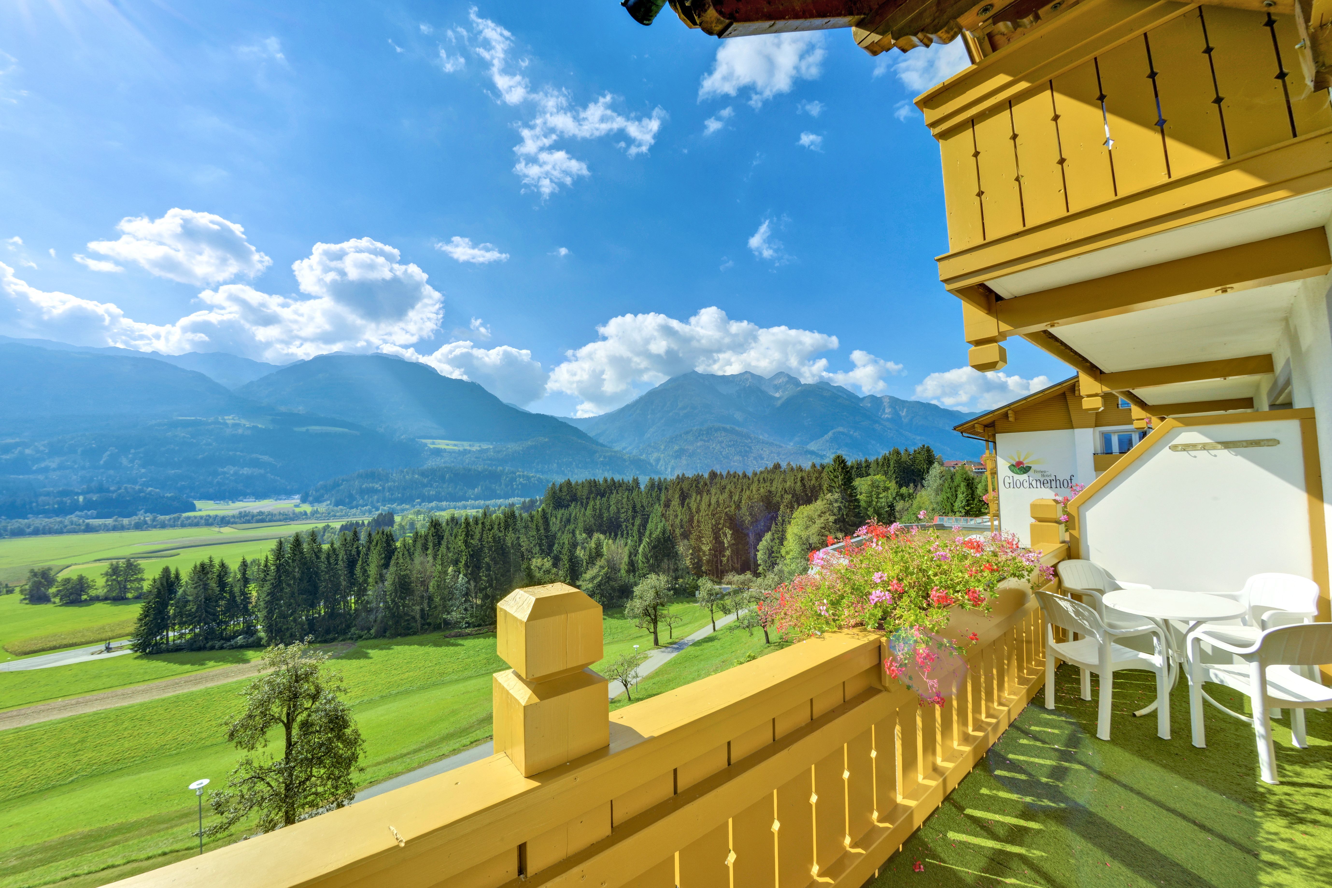 Frühstückspension: Balkon mit Ausblick - Hotel Glocknerhof