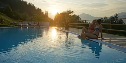 Pensionen - WLAN - Hohe Tauern - Pool bei Sonnenaufgang - Hotel Glocknerhof