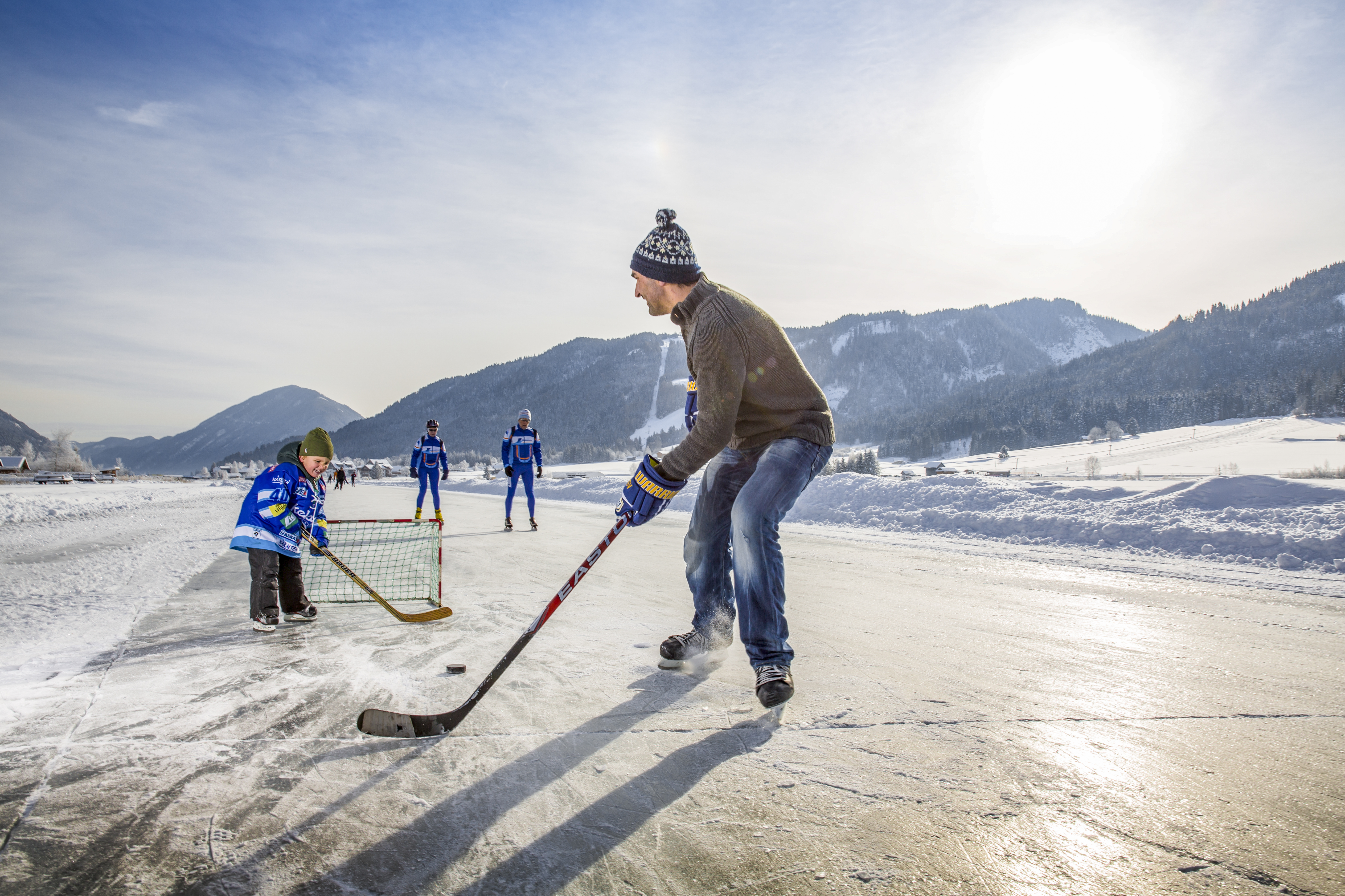 Frühstückspension: Eishockey spielen am gefrorenen Weissensee - Hotel Glocknerhof