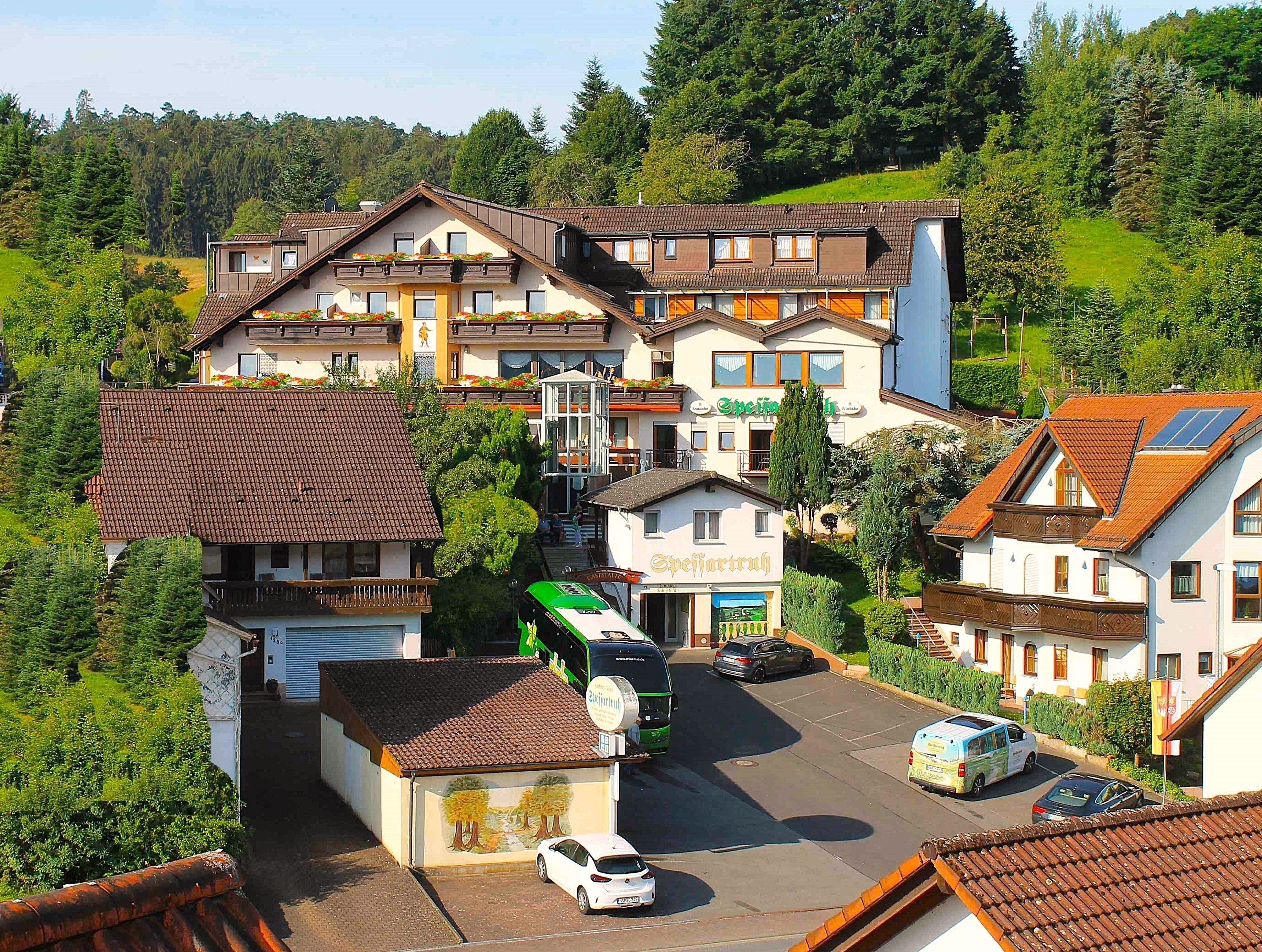 Frühstückspension: Hausansicht am Mutterberg - Landhotel Spessartruh