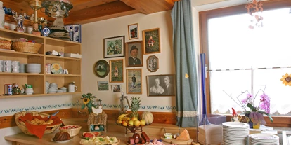 Pensionen - Parkplatz: kostenlos bei der Pension - Alpbach - Buffet - Pension Sonneck KG ***