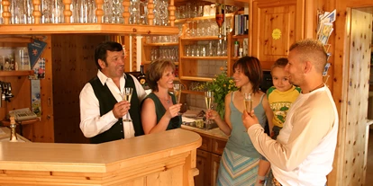 Pensionen - Parkplatz: kostenlos bei der Pension - Alpbach - Bar - Pension Sonneck KG ***