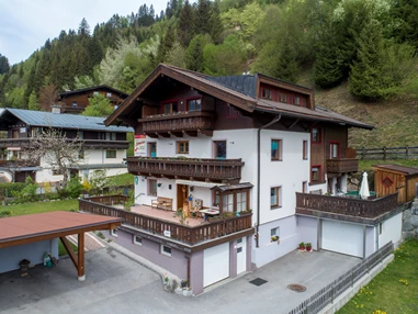 Frühstückspension: Privatzimmervermietung Hannes Scharler in zentrale aber sehr ruhiger Lage.
2 Familienzimmer mit DU/WC, Balkon und erweitertem Frühstück sowie ein Appartement mit 3 Schlafzimmern, Wohnzimmer und Wohnküche - Haus Scharler