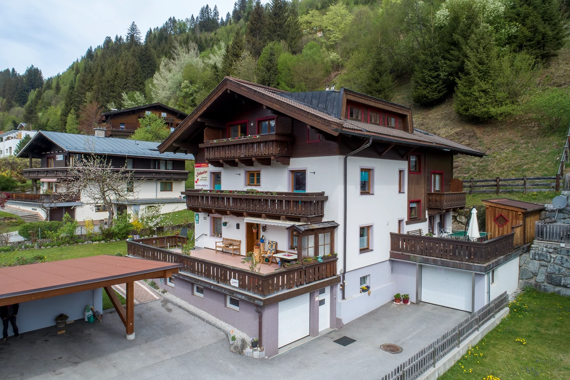 Frühstückspension: Privatzimmervermietung Hannes Scharler in zentrale aber sehr ruhiger Lage.
2 Familienzimmer mit DU/WC, Balkon und erweitertem Frühstück sowie ein Appartement mit 3 Schlafzimmern, Wohnzimmer und Wohnküche - Haus Scharler