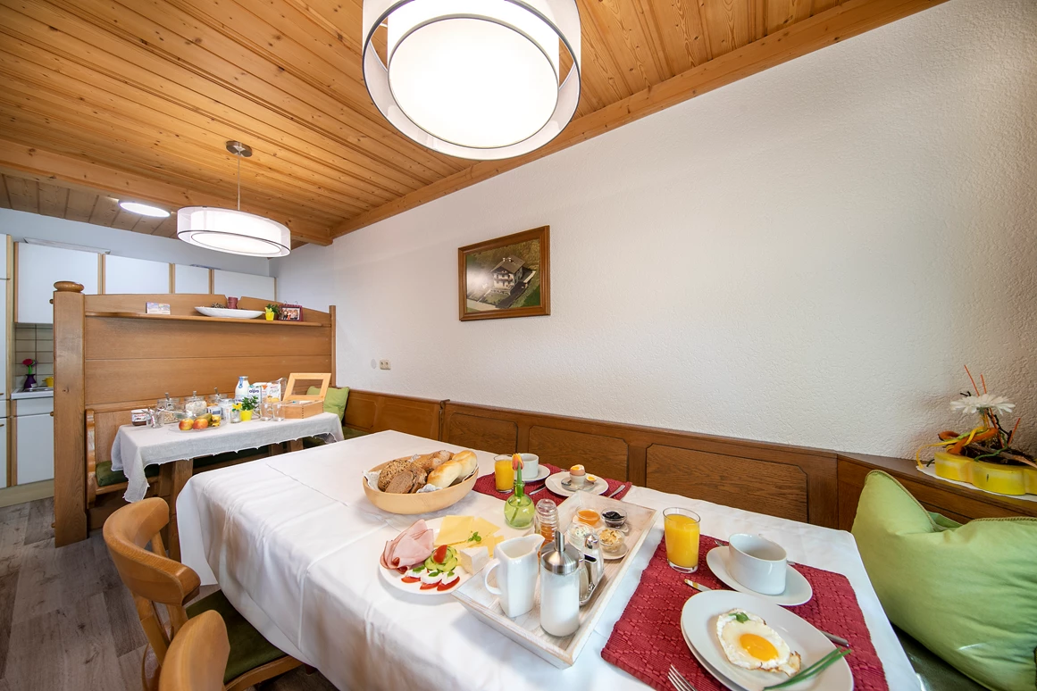 Frühstückspension: Sehr gutes erweitertes Frühstück  -  Brötchenservice fürs Appartement, Frühstück auf Anfrage möglich. - Haus Scharler