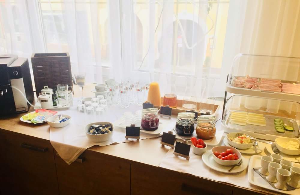 Frühstückspension: An unserem Frühstücksbuffet können Sie sich mit frischem Gebäck, Säften, Müsli, Obst usw. für den Tag stärken. Gegen Aufpreis und Anfrage stellen wir Ihnen auch gerne ein Lunch-Paket für den Tag zusammen. - Gasthof Zum Alten Turm