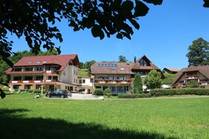 Pensionen - weitere Verpflegungsmöglichkeiten: Nachmittagskaffee - Deutschland - Außenansicht in der Mitte das Restaurant, sowie links und rechts Bettenhaus u. Gästehaus. - Landgasthof Adler-Pelzmühle