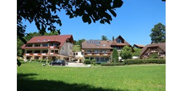 Pensionen - Baden-Württemberg - Außenansicht in der Mitte das Restaurant, sowie links und rechts Bettenhaus u. Gästehaus. - Landgasthof Adler-Pelzmühle