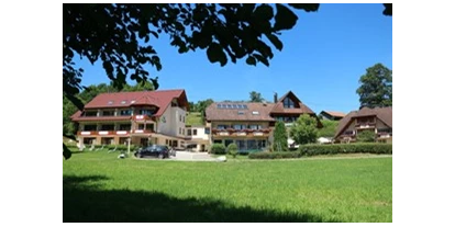 Pensionen - Oberwolfach - Außenansicht in der Mitte das Restaurant, sowie links und rechts Bettenhaus u. Gästehaus. - Landgasthof Adler-Pelzmühle