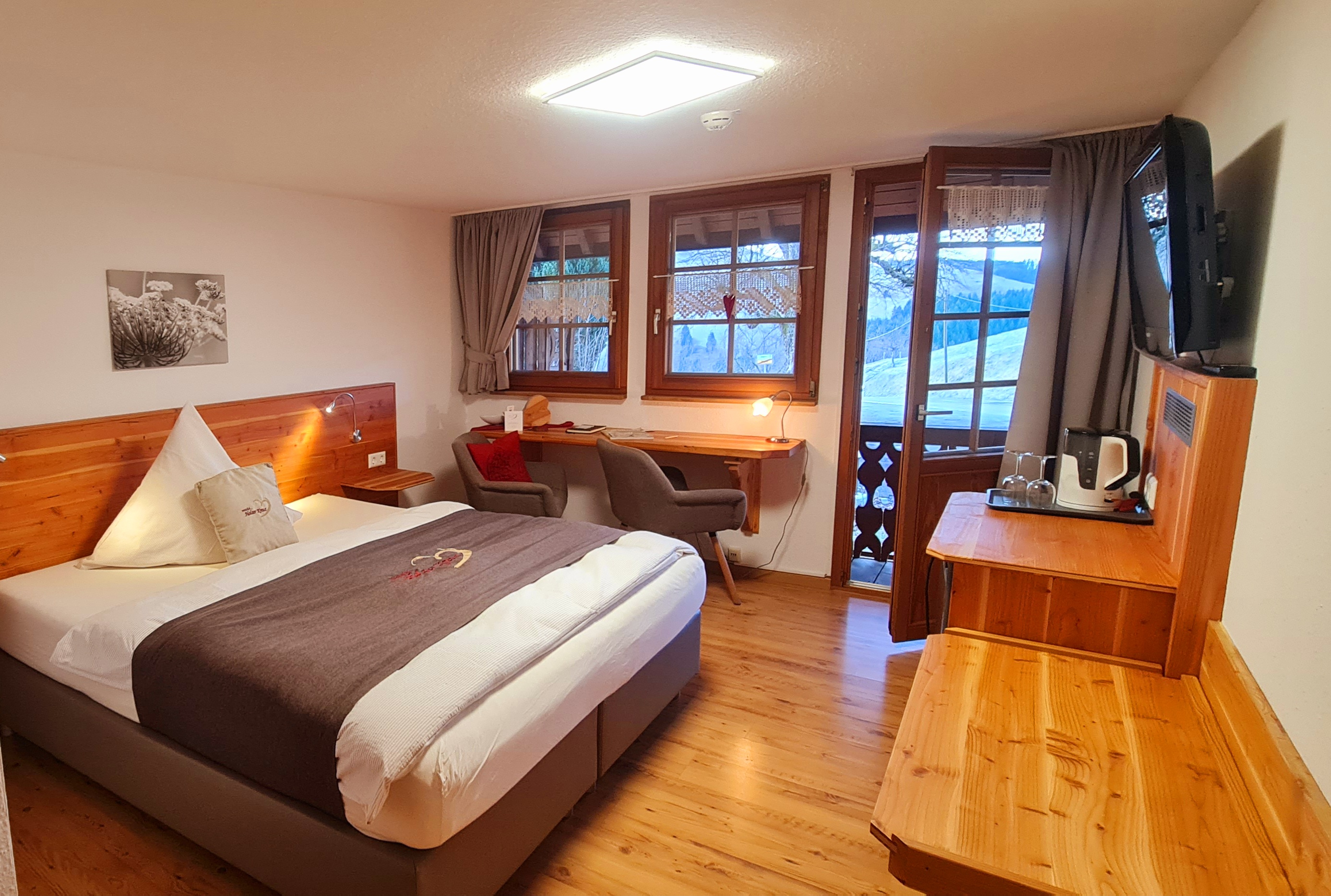 Frühstückspension: Doppelzimmer Veilchen
mit Balkon, Minikühlschrank, Wasserkocher und Geschirr ab 53,00 € pro Person/Tag inkl. Frühstück - Gästehaus HolzerKreuz