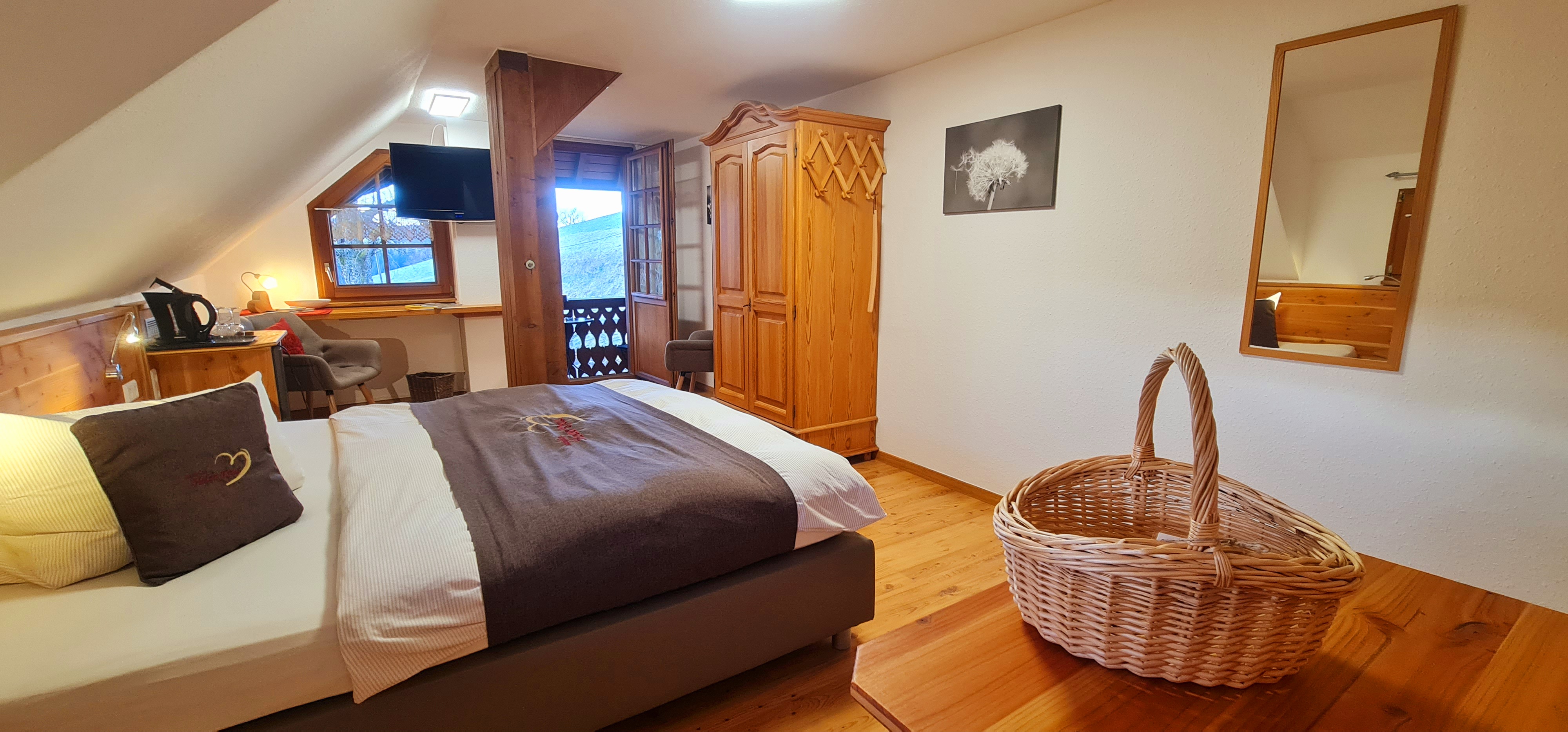 Frühstückspension: Doppelzimmer Margerite
mit Balkon, Minikühlschrank, Wasserkocher und Geschirr ab 53,00 € pro Person/Tag inkl. Frühstück - Gästehaus HolzerKreuz
