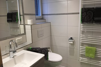 Frühstückspension: Badezimmer im DZ "Schwarzwald" - Pension Bader