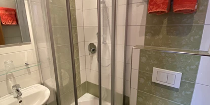 Pensionen - Art der Pension: Ferienwohnung - Titisee-Neustadt - Badezimmer im DZ "Schneekreuz" - Pension Bader