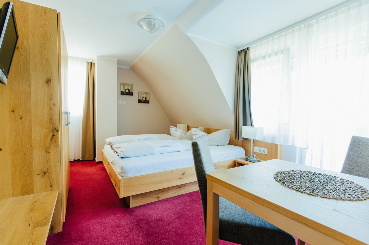 Fischerhaus Hotel Garni Zimmerkategorien Zimmer mit Balkon, mit Seeblick seitlich zum See
