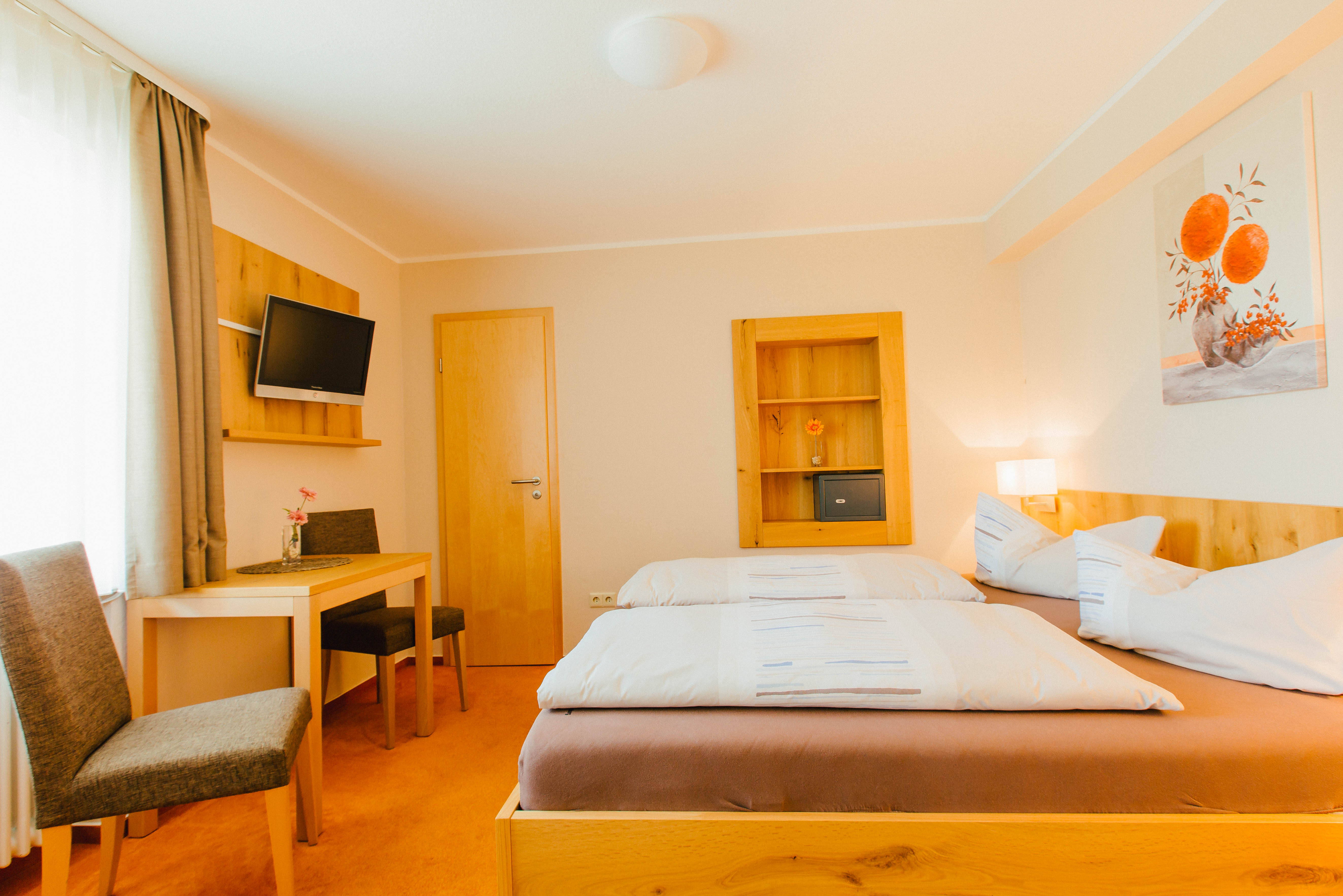 Fischerhaus Hotel Garni Zimmerkategorien Zimmer ohne Balkon, mit Seeblick seitlich zum See