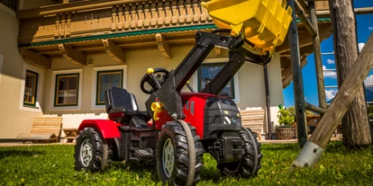 Pensionen - Parkplatz: kostenlos bei der Pension - Alpbach - Traktor für unsere kleinen Gäste - Obertrattenbachhof