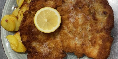 Pensionen - Gomadingen - Paniertes Schweineschnitzel mit Bratkartoffeln - Gasthaus Hirsch