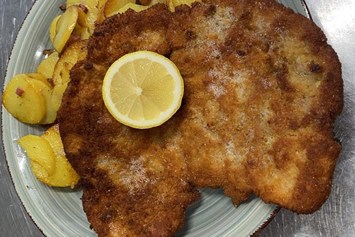 Frühstückspension: Paniertes Schweineschnitzel mit Bratkartoffeln - Gasthaus Hirsch