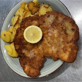 Frühstückspension: Paniertes Schweineschnitzel mit Bratkartoffeln - Gasthaus Hirsch