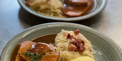 Pensionen - Gomadingen - Spanferkelbtaten mit Kartoffelpüree und 
Sauerkraut - Gasthaus Hirsch
