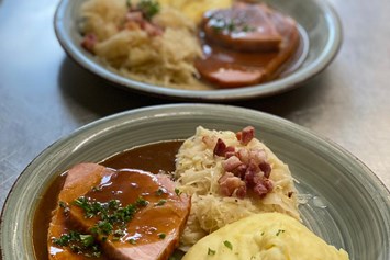 Frühstückspension: Spanferkelbtaten mit Kartoffelpüree und 
Sauerkraut - Gasthaus Hirsch