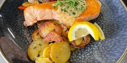 Pensionen - Gomadingen - Lachsfilet mit Bratkartoffeln - Gasthaus Hirsch