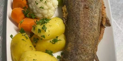 Pensionen - Gomadingen - frische Forelle mit Salzkartoffeln
 - Gasthaus Hirsch
