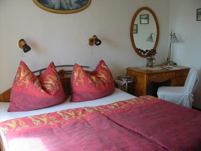 Frühstückspension:  Sonnen - Zimmer  Herrlicher Donaublick - Donautraum-Blick  Bio -  Eselgut