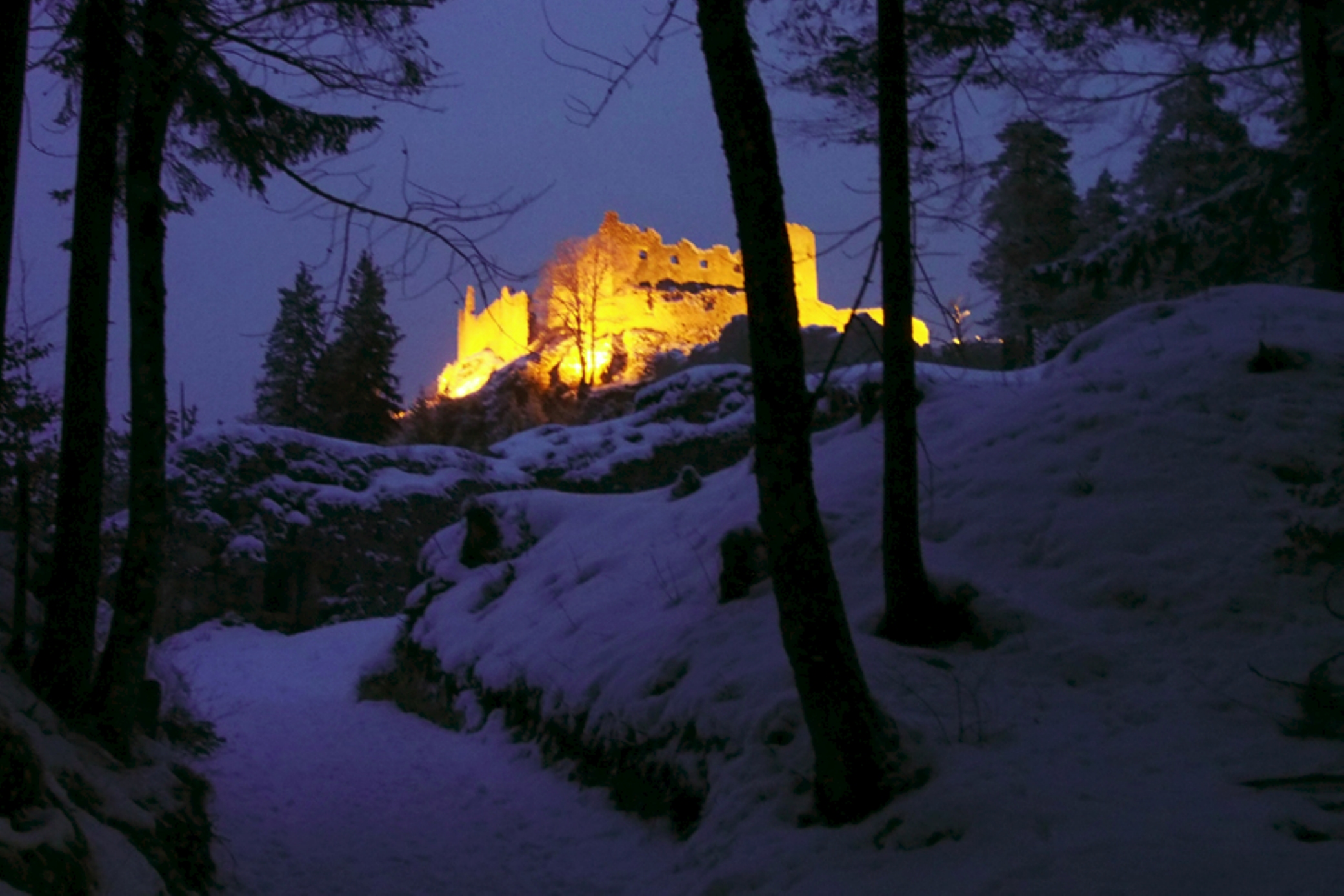 Frühstückspension: Burgruine Ehrenberg - KOMFORT-FEWO BERGWELT HAHNENKAMM   - Lechtal - So/Wi