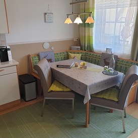 Frühstückspension: Wohnküche Terrasse, Erker, Garten - KOMFORT-FEWO BERGWELT HAHNENKAMM   - Lechtal - So/Wi