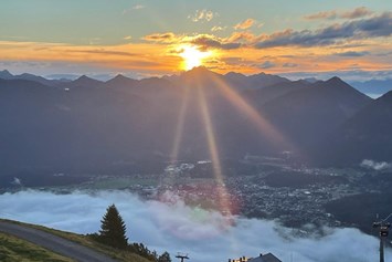 Frühstückspension: Sonnenaufgang Bergwelt Hahnenkamm - KOMFORT-FEWO BERGWELT HAHNENKAMM   - Lechtal - So/Wi