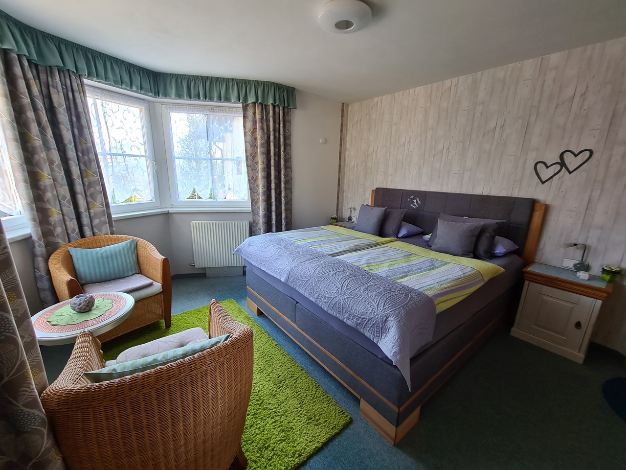 KOMFORT-FEWO BERGWELT HAHNENKAMM   - Lechtal - So/Wi Zimmerkategorien 2 getr. Schlafzimmer in jeder FEWO