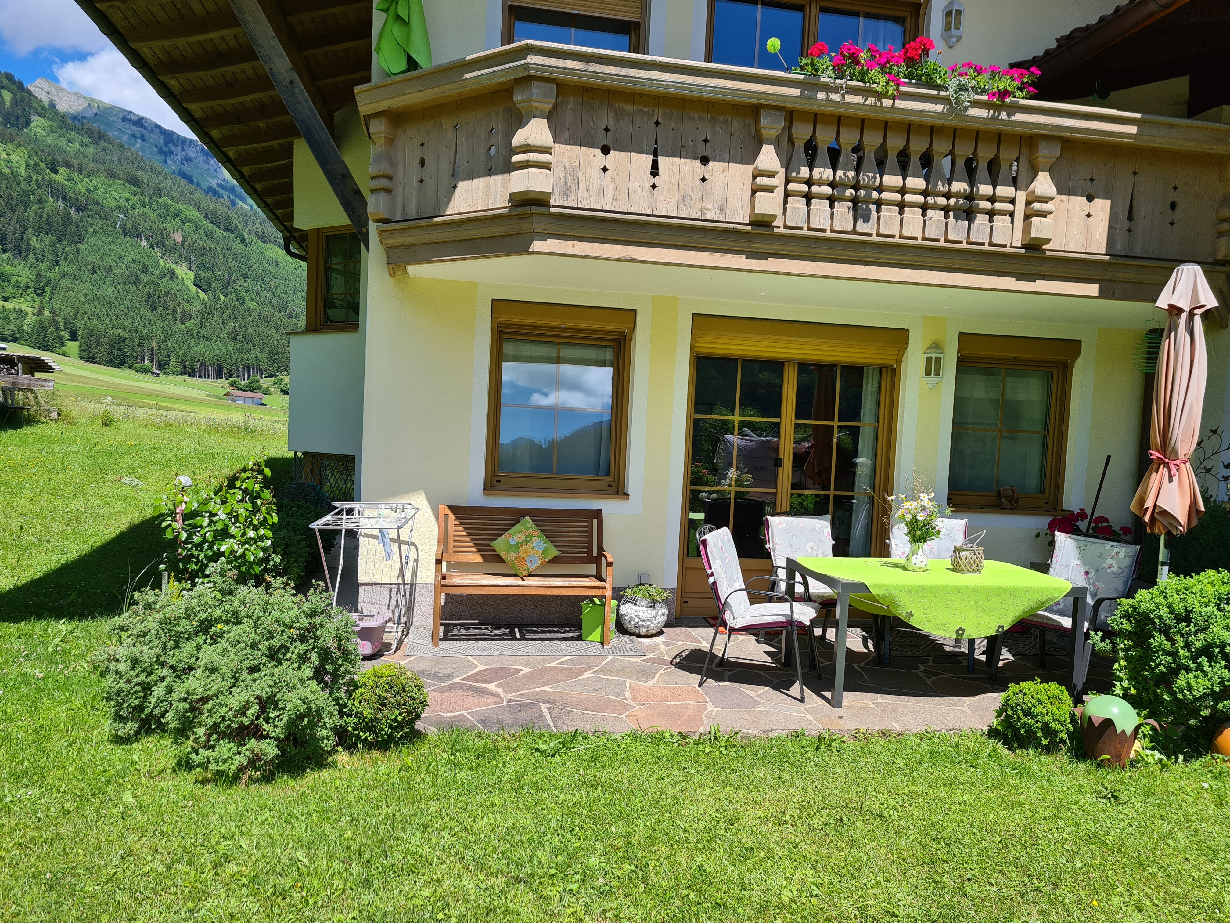 KOMFORT-FEWO BERGWELT HAHNENKAMM   - Lechtal - So/Wi Zimmerkategorien Terrasse und Südbalkon