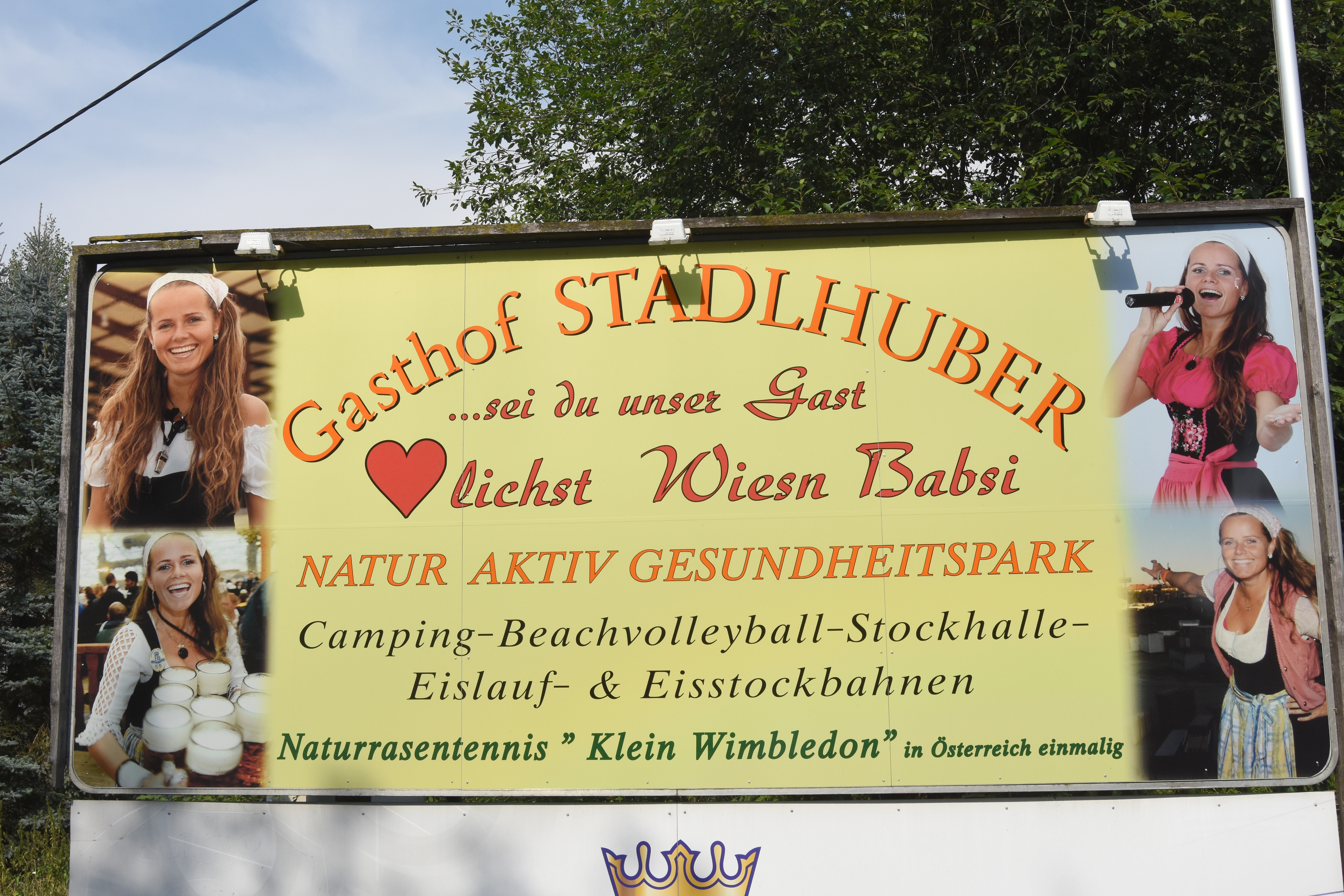 Pensionen - Eferding - meine Münchner Oktoberfestbilder als "Wiensbabsi" auf unserer Werbetafel im Eingangsbereich am Parkplatz - AKTIVPARK Hotel Pension Stadlhuber