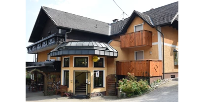Pensionen - Steinbach an der Steyr - unser Haus mit Eingang zur Rezeption und durch den Biergarten in das Gasthaus und an die Hausbar "Plauscherl" - AKTIVPARK Hotel Pension Stadlhuber