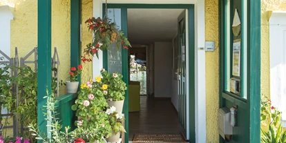 Pensionen - Art der Pension: Frühstückspension - Seewalchen am Attersee - Eingang zur Seepension Hemetsberger am Mondsee - Seepension Hemetsberger